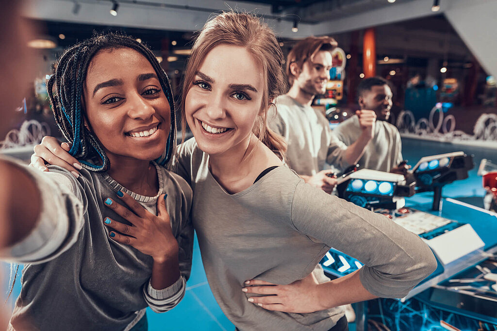 Zwei Mädchen machen Selfie auf Spielemesse