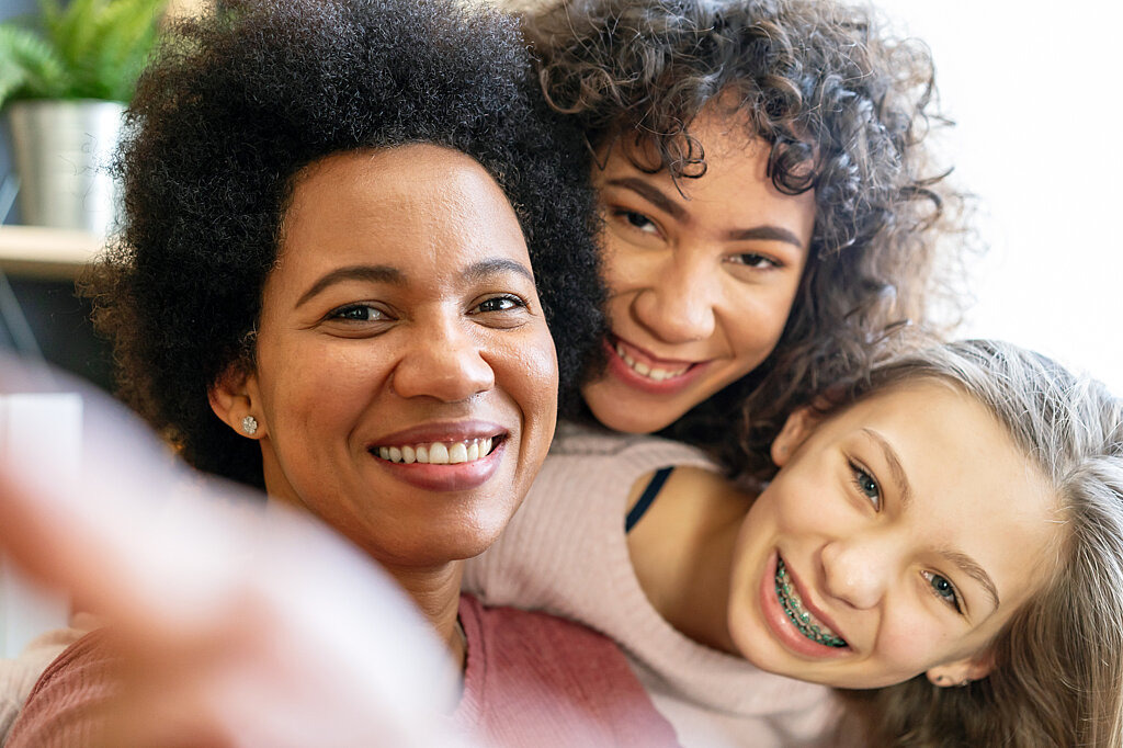 Mutter und zwei Töchter machen Selfie