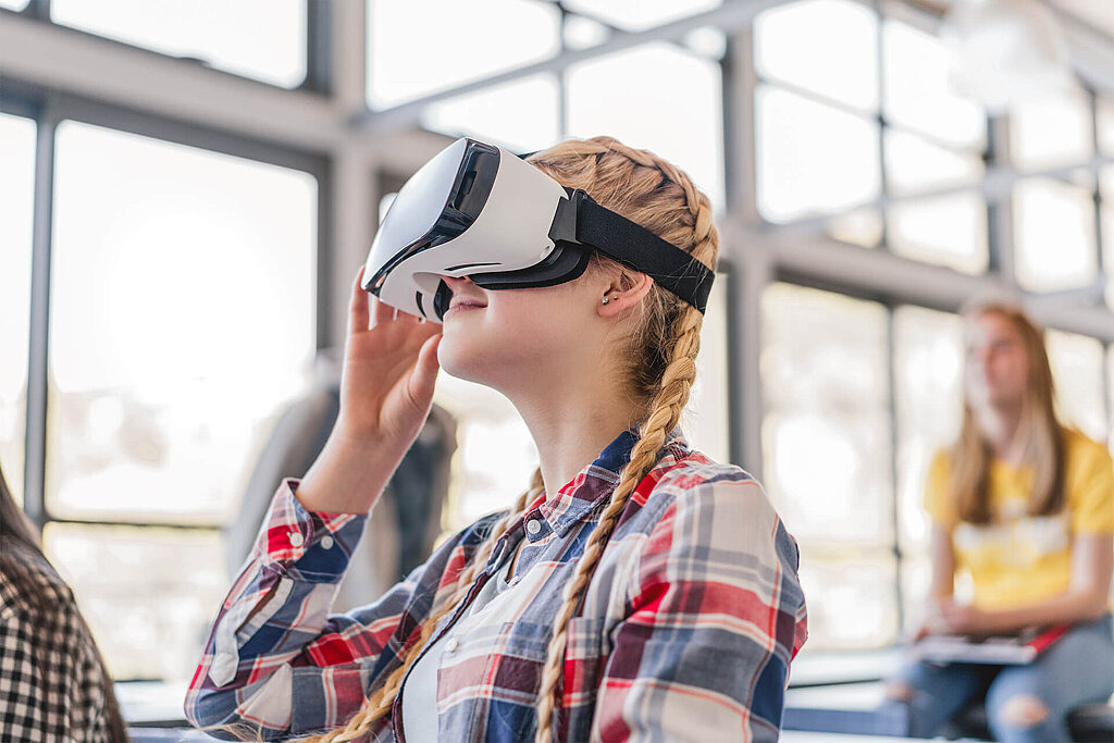 Mädchen nutzt eine VR-Brille im Unterricht.