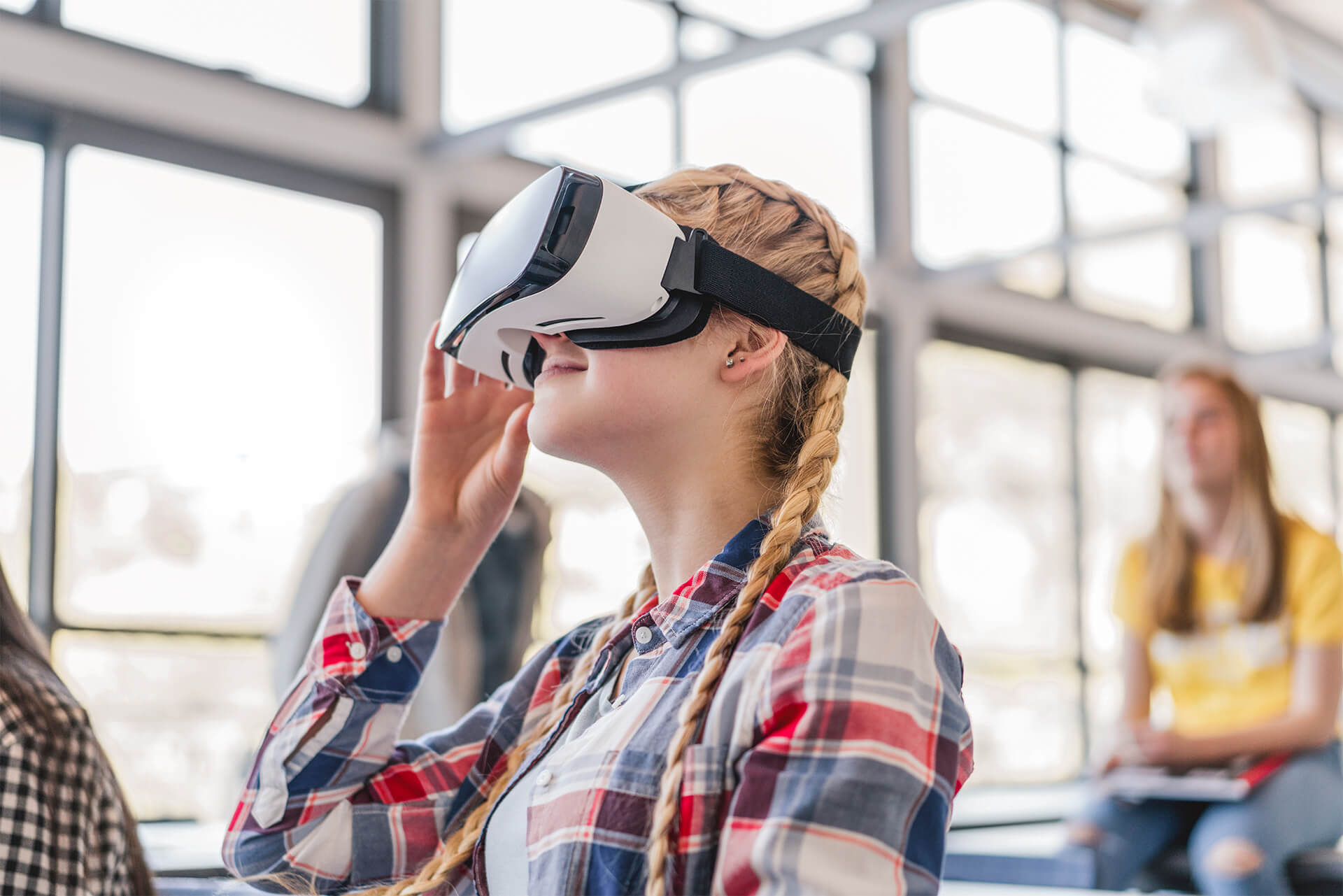 Jugendliche mit Virtual Reality Brille